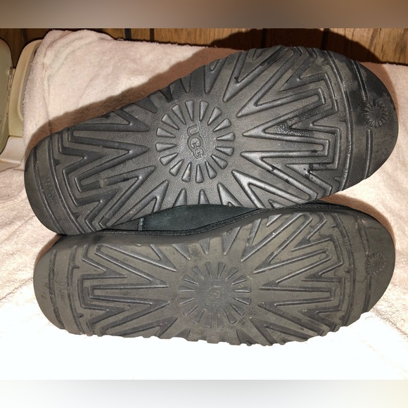 UGG Mini Black Bow Back boots - Picture 3 of 5